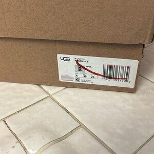 Ugg Marin Lace Sneakers
BRAND NEW